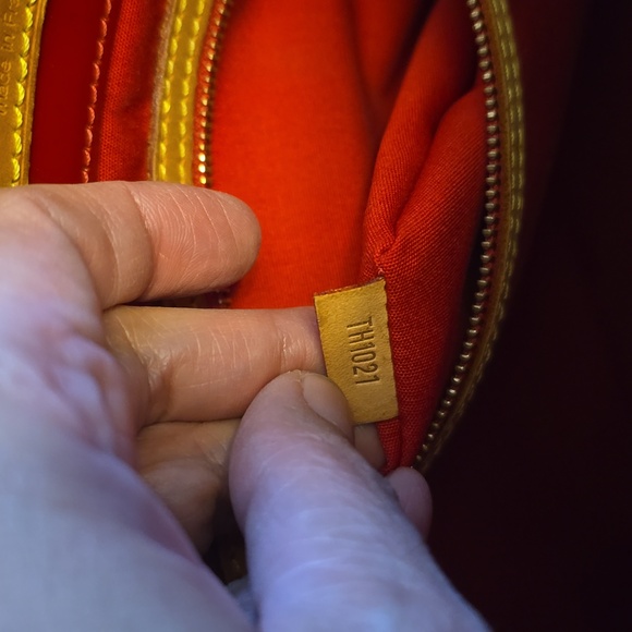 LOUIS VUITTON Vernis Red Tote bag - Picture 13 of 17